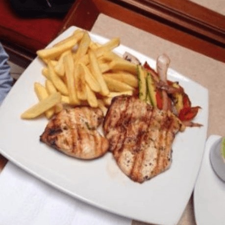 Pechuga a la Parrilla con Papas, Ensalada y Arroz