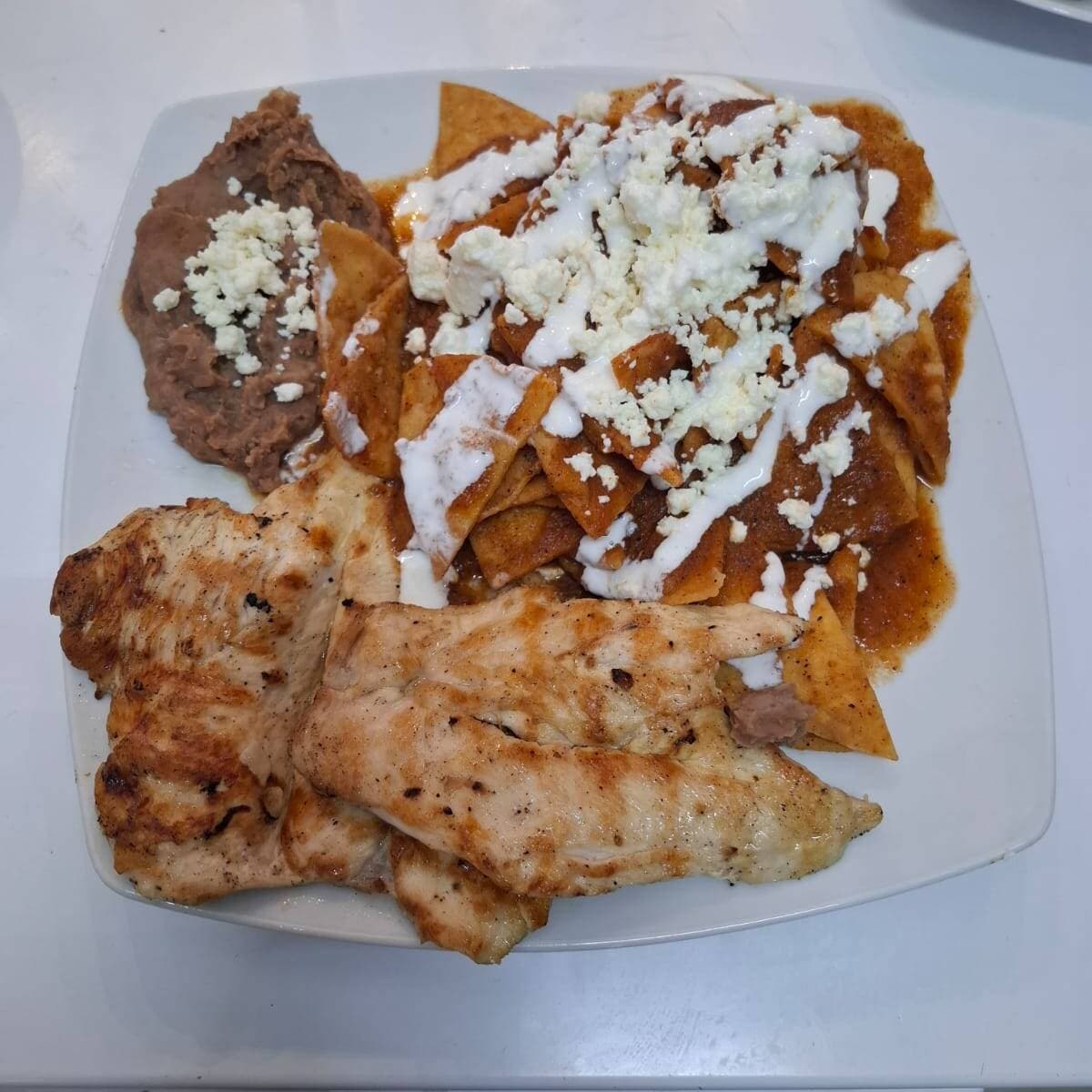 Pechuga de Pollo con chilaquiles