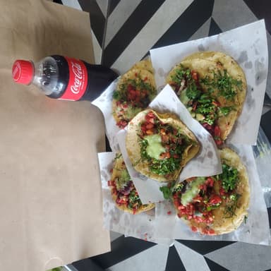 5 Tacos + 1 Soda de 300ml