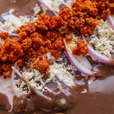 ENFRIJOLADAS CON LONGANIZA