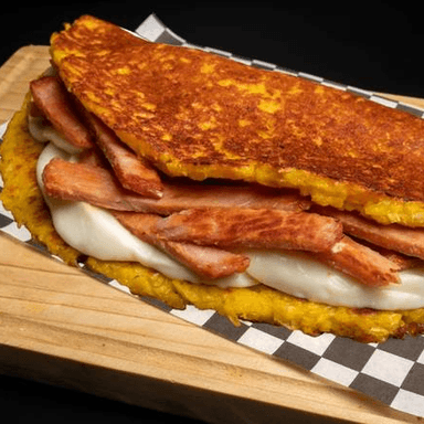 Cachapa con Queso y Chuleta Ahumada