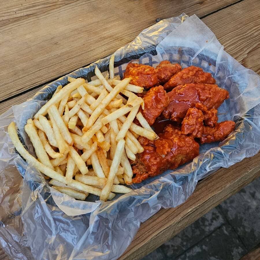 Boneless Ala Jito con Papas y Refresco