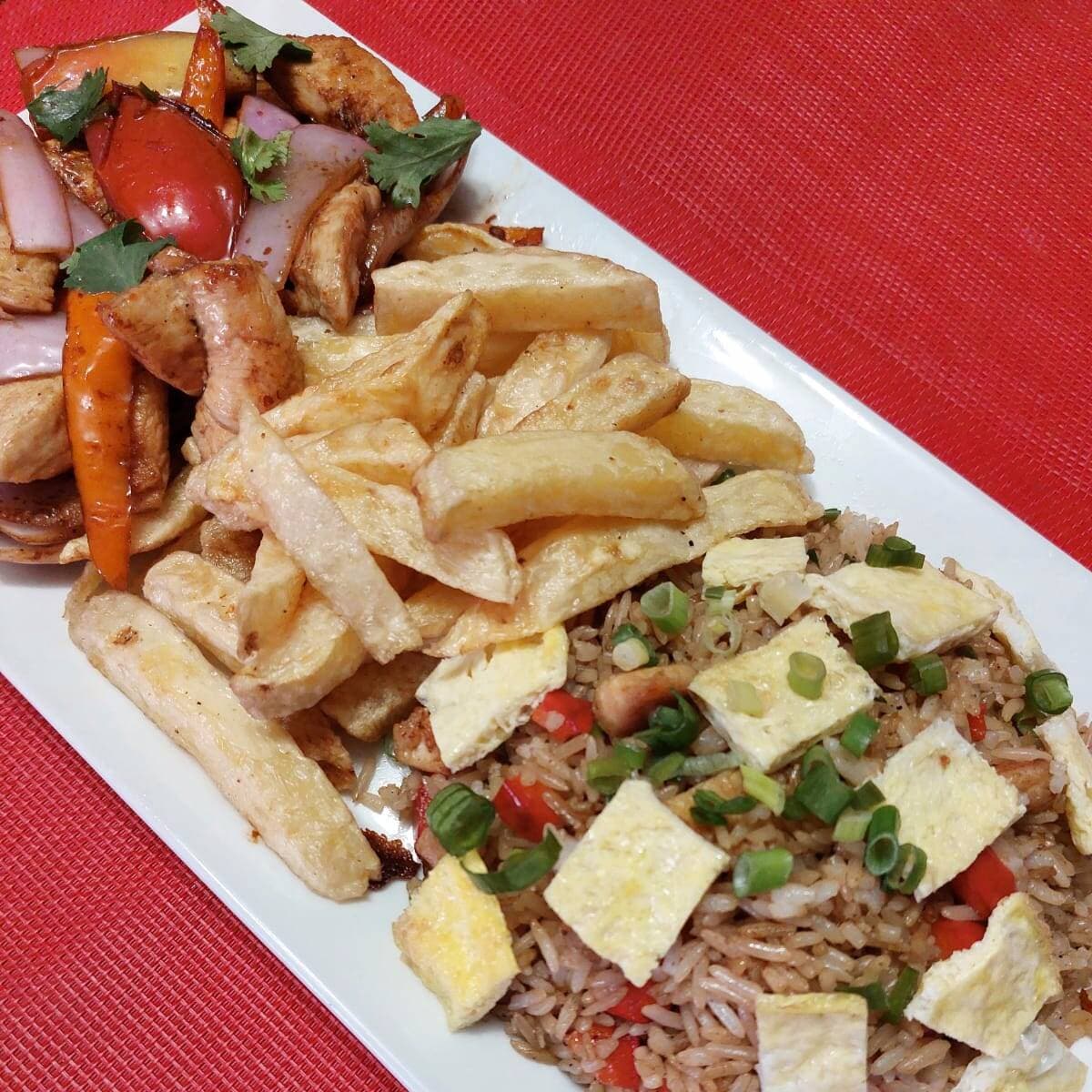 Arroz Chaufa con Pollo Saltado