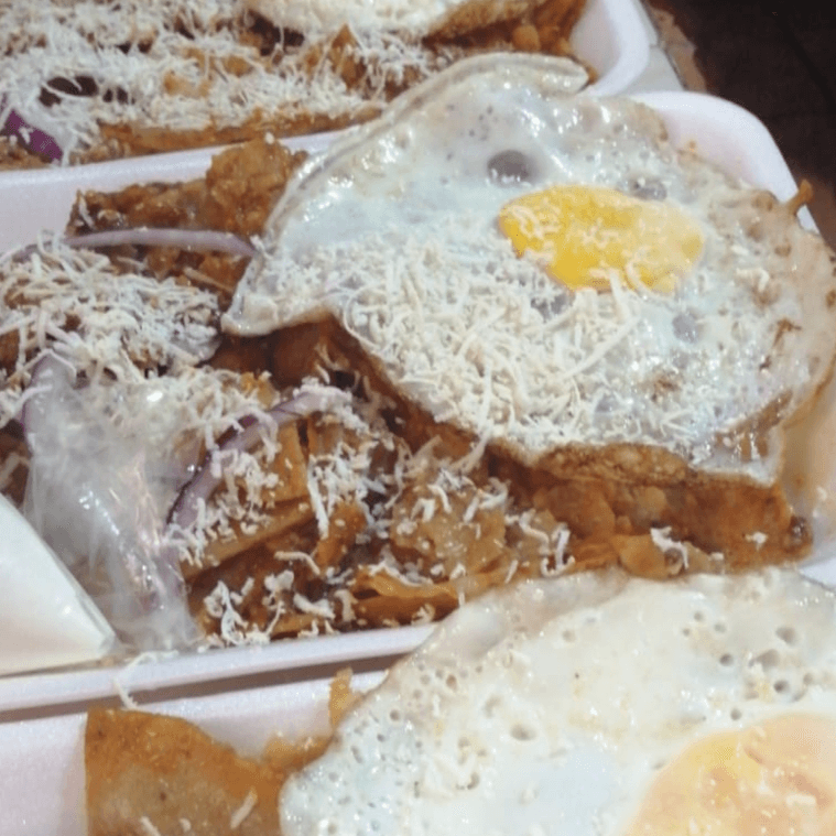 Chilaquiles Rojos con Huevo Estrellado