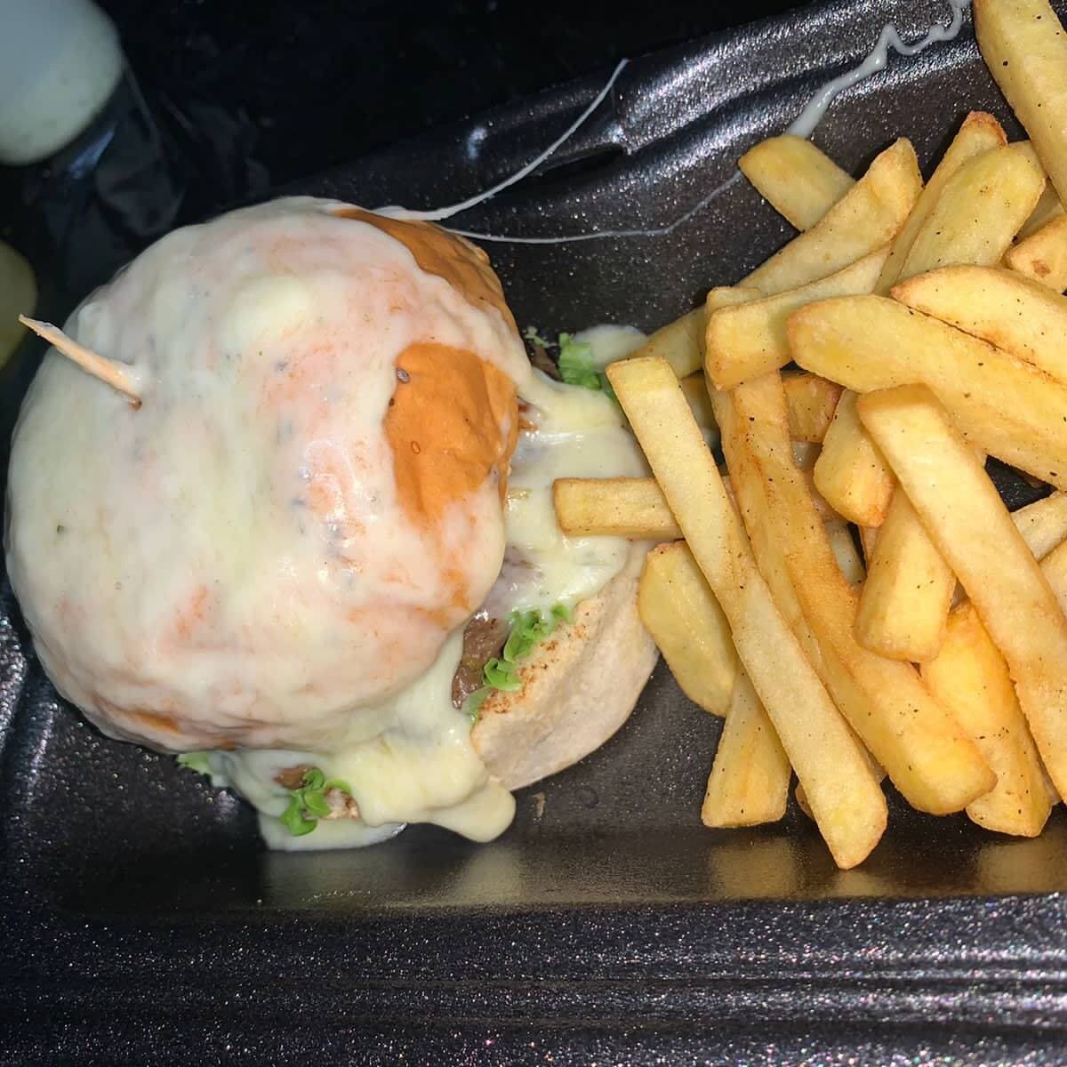 burguer delicius + papas + gaseosa