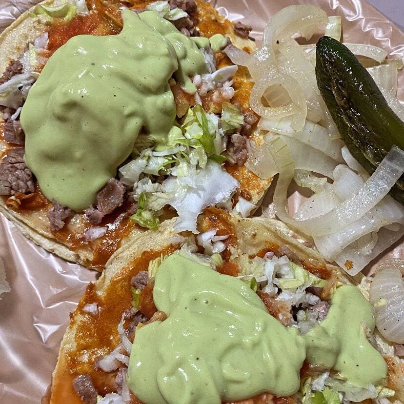 TACO DE ASADA CON COSTRA DE QUESO