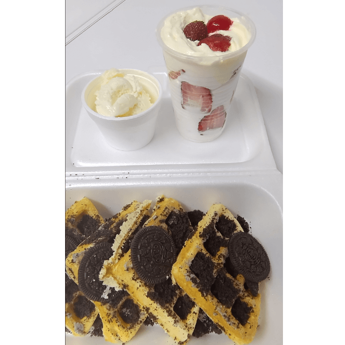 Waffle Oreo + Fresas con crema
