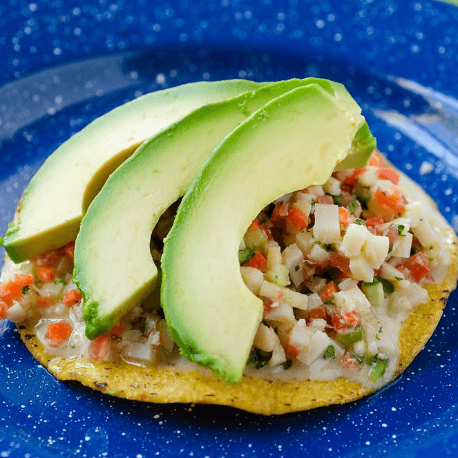 Tostada de ceviche de pesacdo