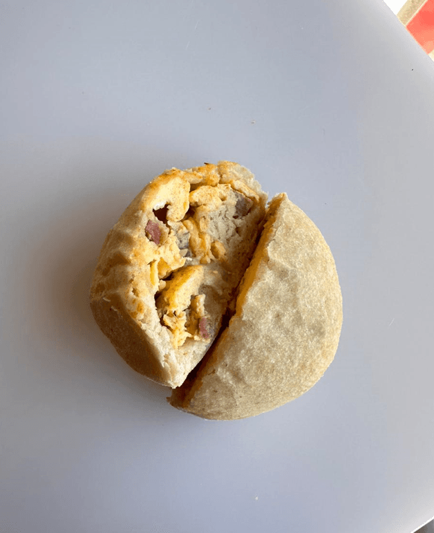 Kolache Huevo con Salchicha Ahumada