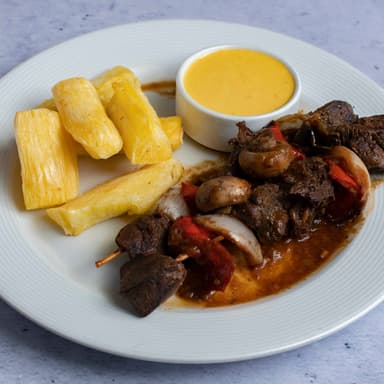Brochetas de Lomo con Yuquitas