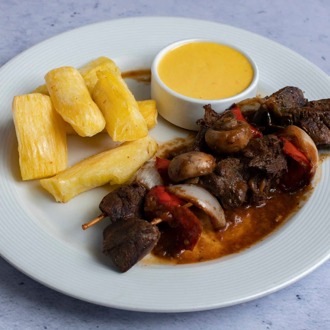 Brochetas de Lomo con Yuquitas