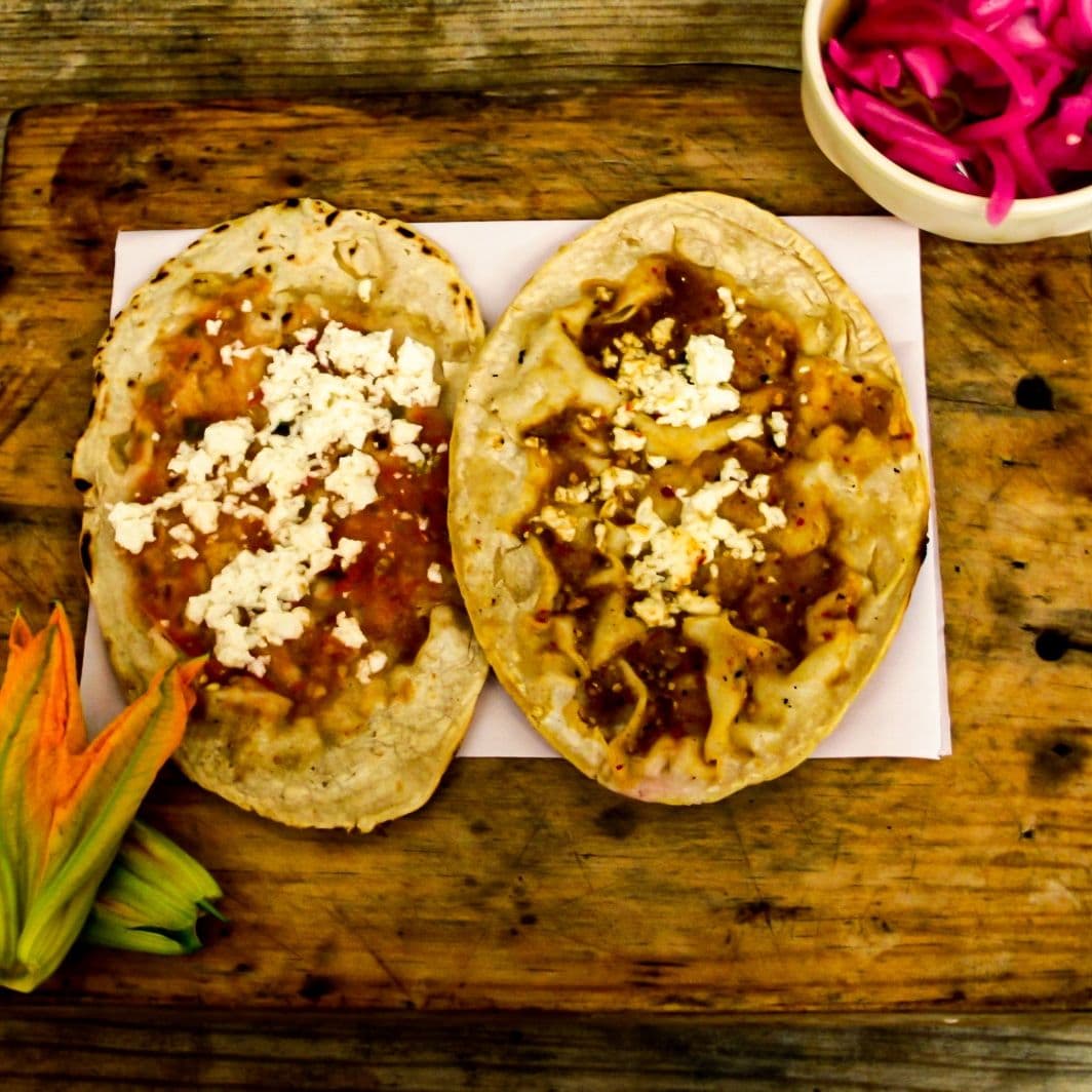 Memelas con salsa