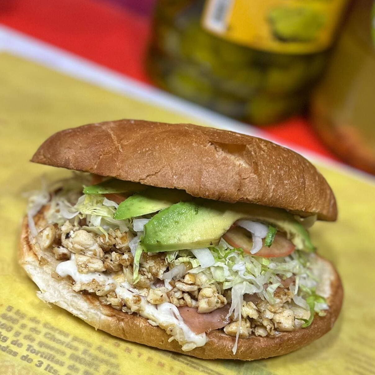 TORTA DE PECHUGA CON PAPAS FRITAS Y SODA