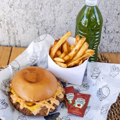 Combo #2  Cheese Burger+Papas+Agua de Pepino