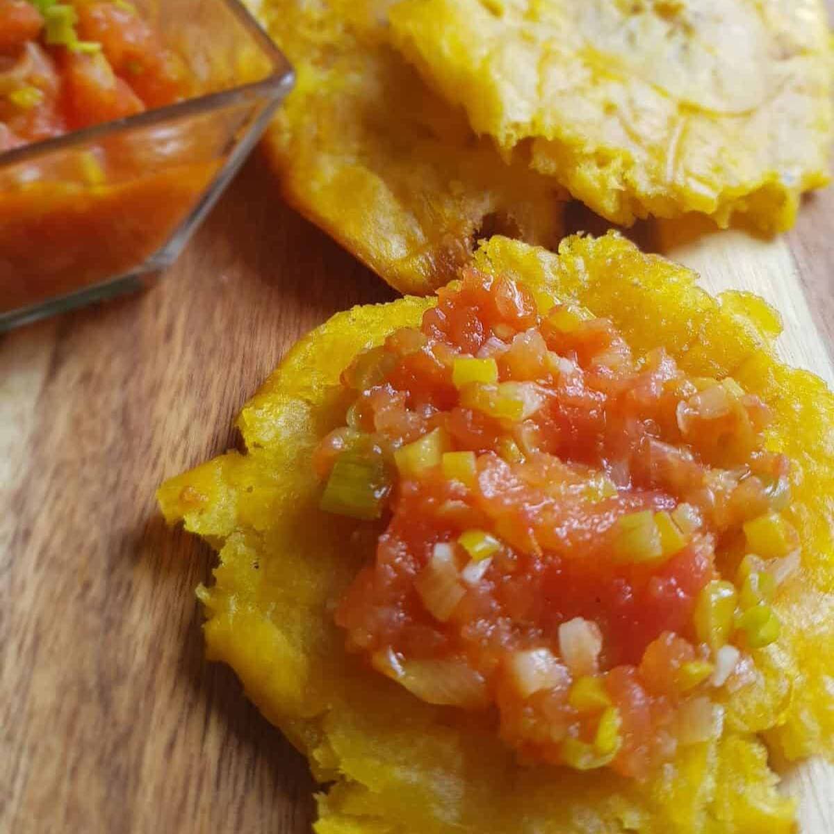 Patacones con Hogao y Queso