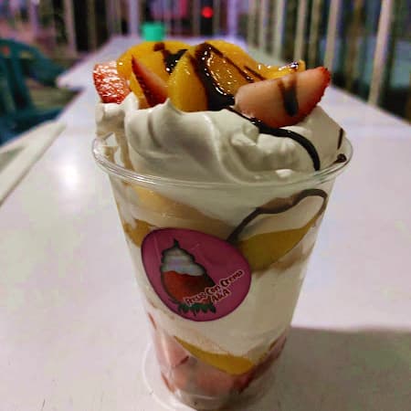 Fresas con Crema y Duraznos