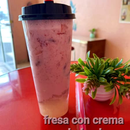 Smoothie de Fresa con Crema y Boba de Yogurt