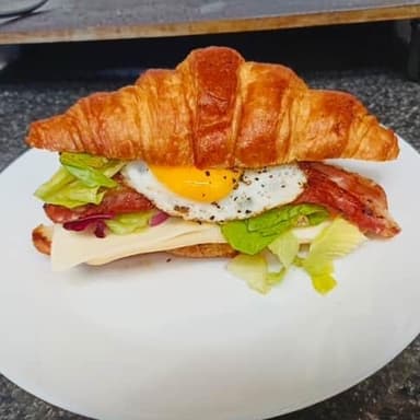 Croissant Desayuno Completo/Café Americano