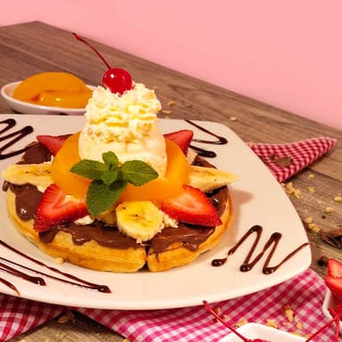Waffle con Crema de Avellanas y Frutas.