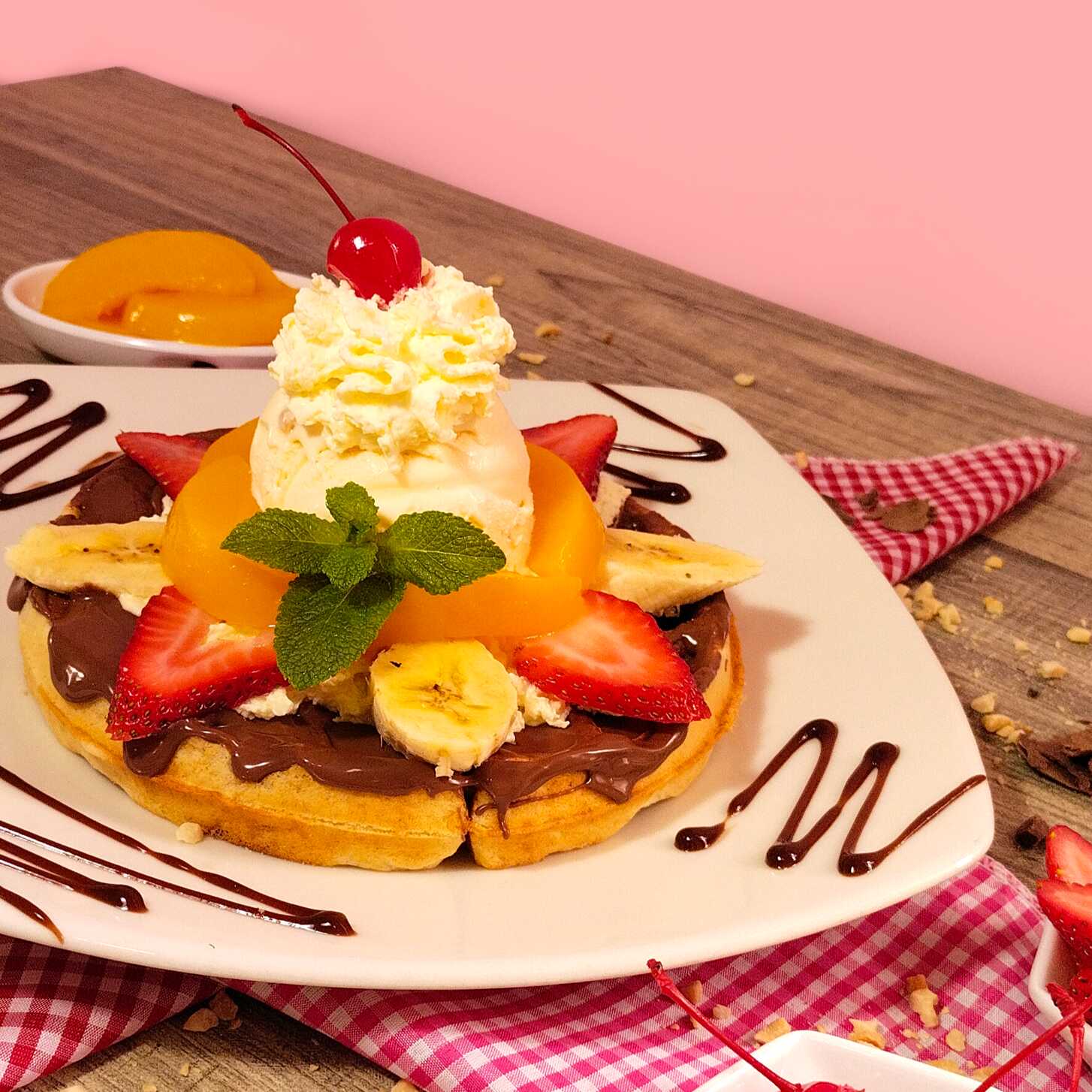 Waffle con Crema de Avellanas y Frutas.