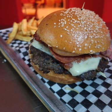 Haburguesa de Carne+Papas a la Francesa