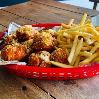 Boneless 13 Pzs con Papas y Vegetales