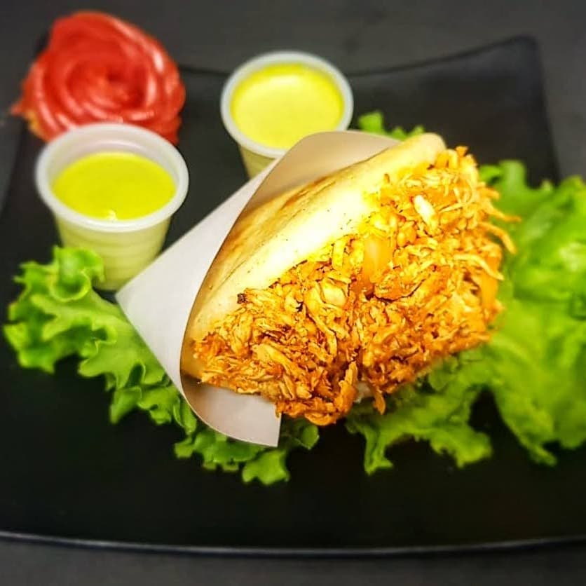 Arepa de Tinga de Pollo