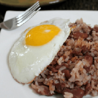 Calentado Paisa En Combo Huevos y Bebida.