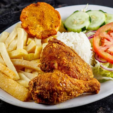 Bandeja con pollo broaster