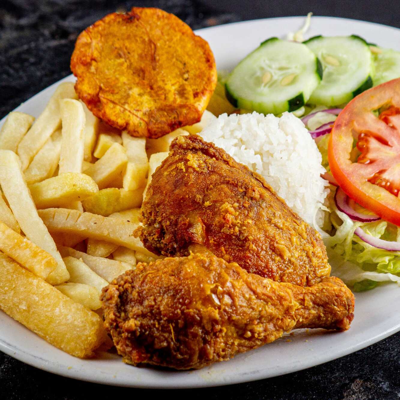 Bandeja con pollo broaster