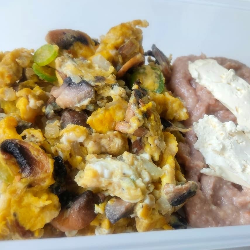 Huevo Entero Revuelto con Nopales
