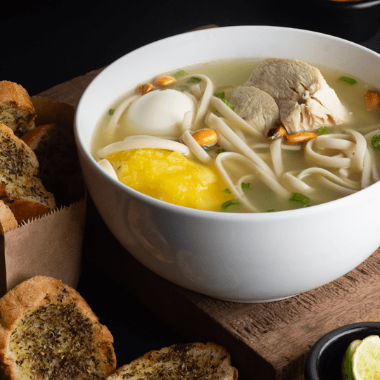 Caldo de Gallina con Presa + Pancitos al Ajo
