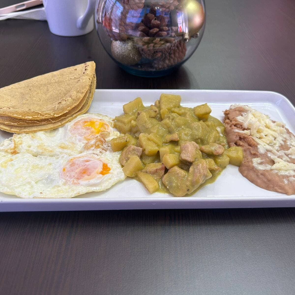 HUEVOS CON GUISADO VERDE FIRJOLES