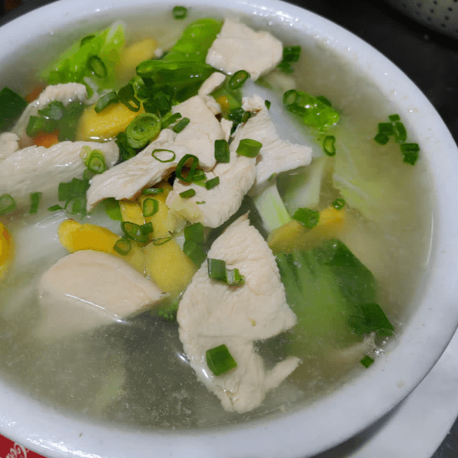 Sopa Wantán de Pollo y Kion