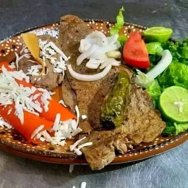 150 GRS DE MILANESA CON 2 ENCHILADAS ROJOS
