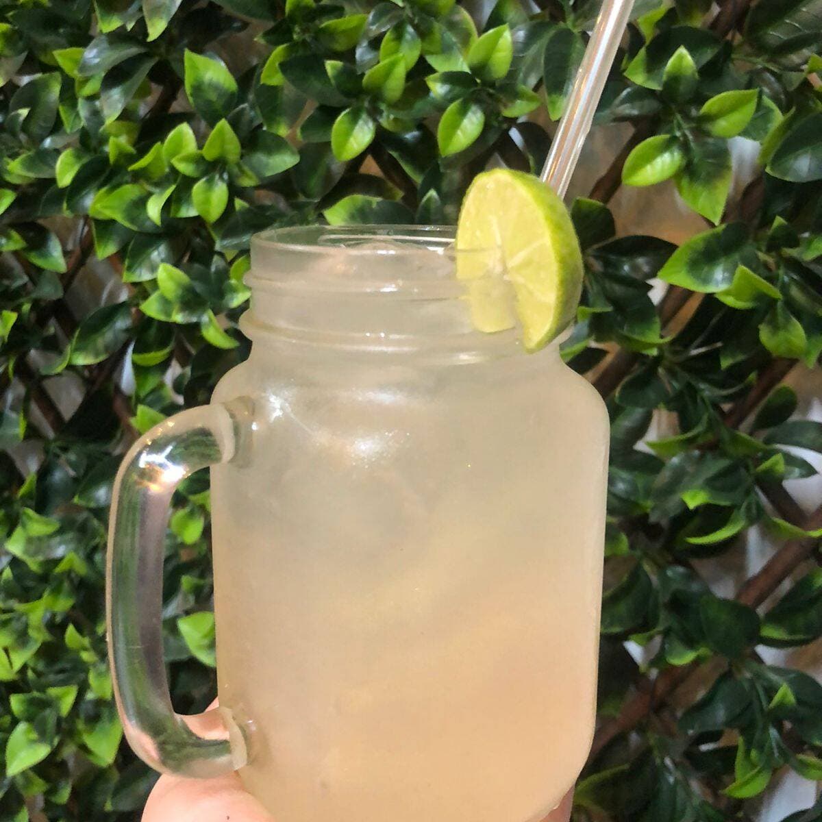 AGUA DE LIMÓN
