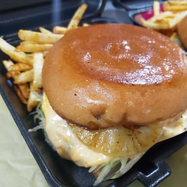 Hamburguesa con piña 🍍 y papas