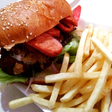 Salchi Burger con Papas a la Francesa
