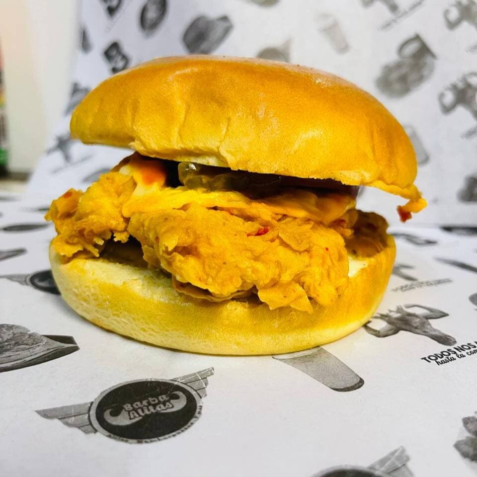 Hambuguesa de pechuga de pollo con papas