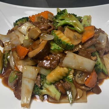 Lomito en Tiritas con Champiñones Verduras