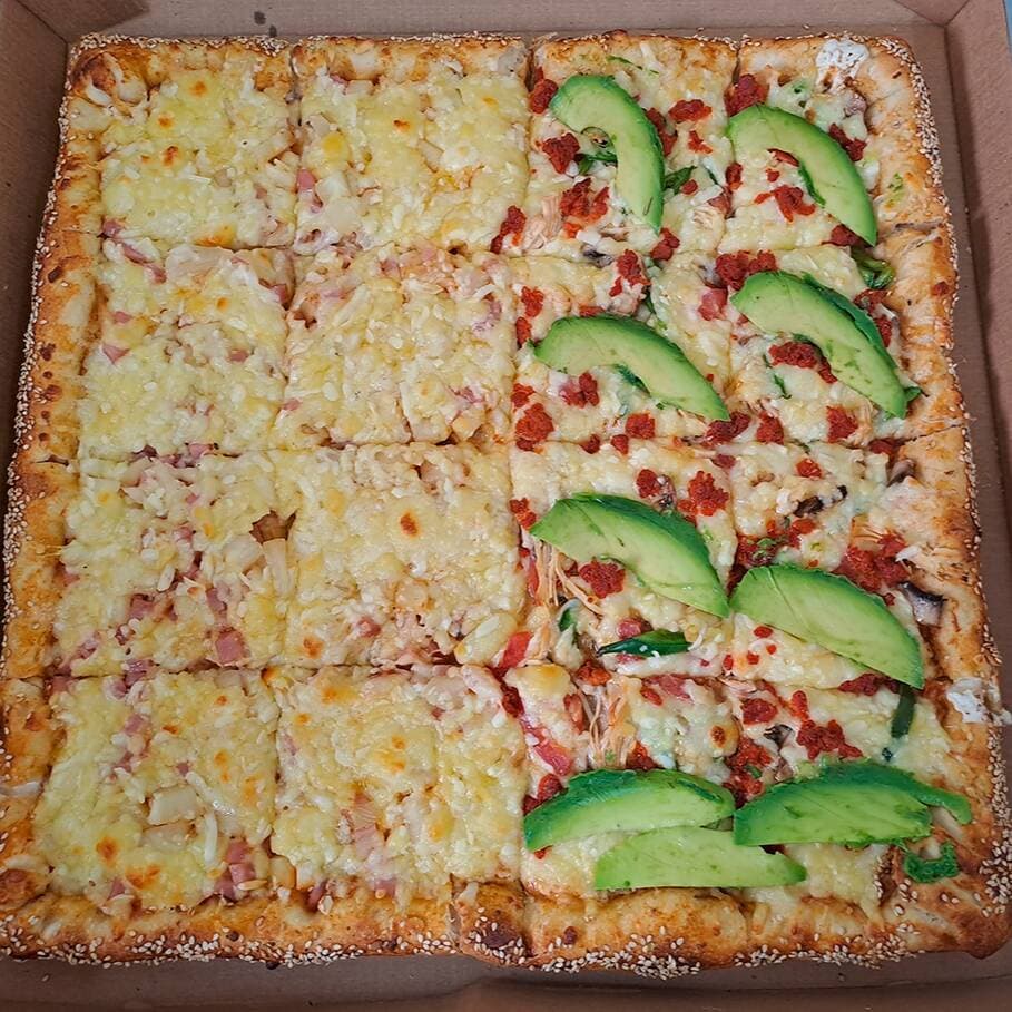 Pizza Cuadrada con orilla rellena