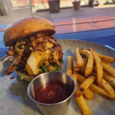 Pulled Pork Burger con Papas Fritas