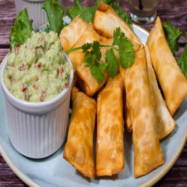 Tequeños de Queso con Salsa Guacamole