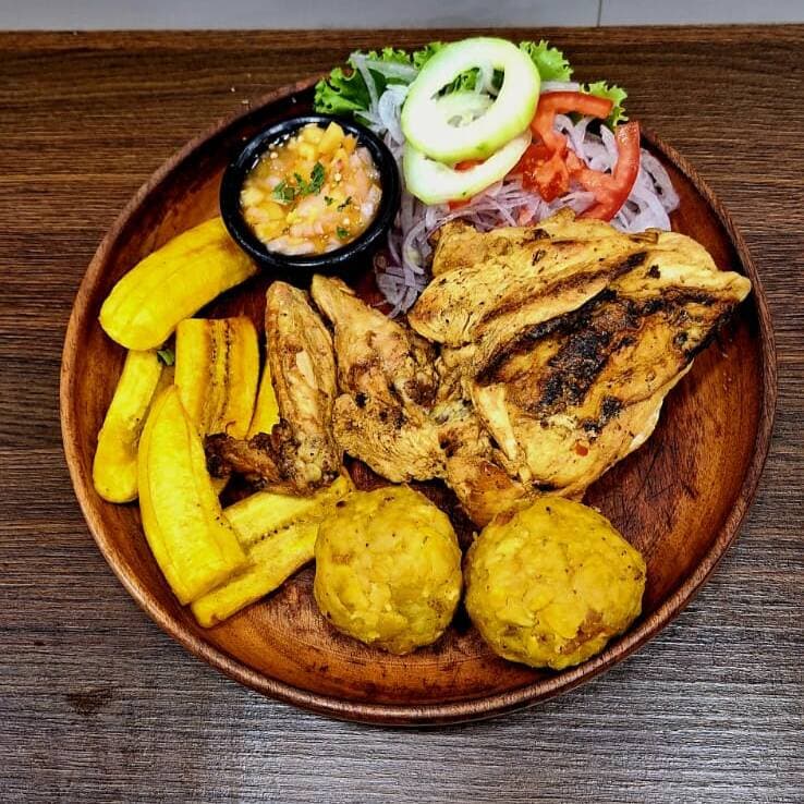 1/4 de pollo canga con tacacho y ensalada