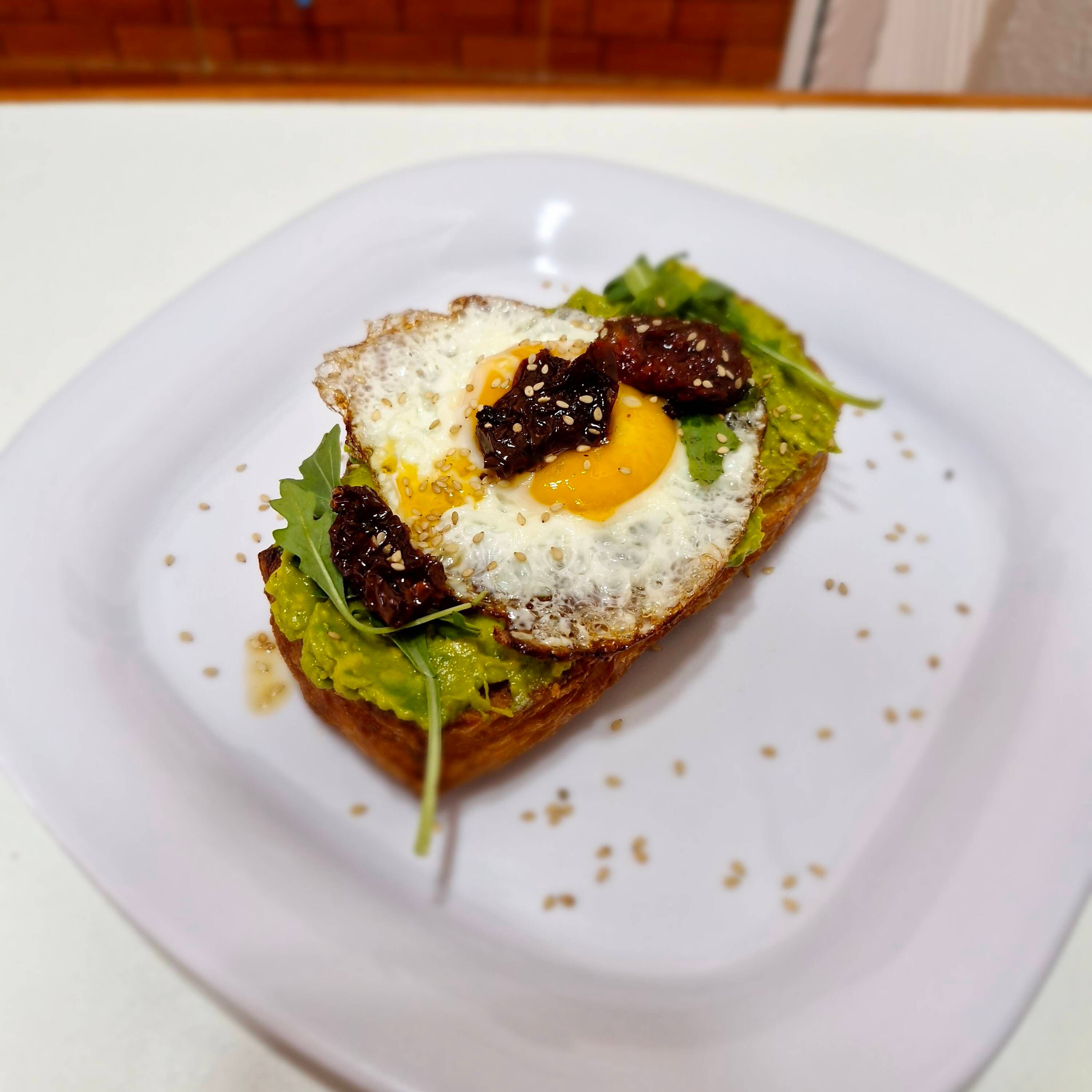 Tostada de Aguacate con Huevo Omelette