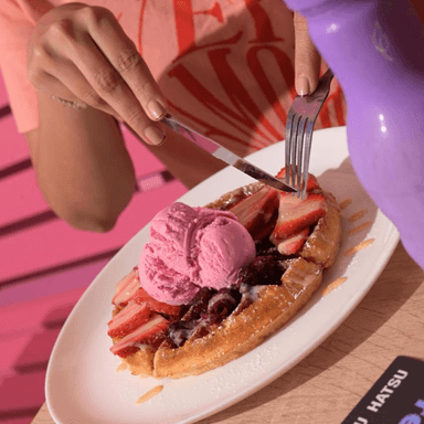 Waffle Frutos Rojos + Helado + Soda HATSU