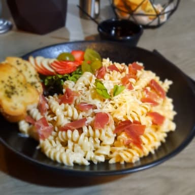 Pasta Carbonara con Ensaladita