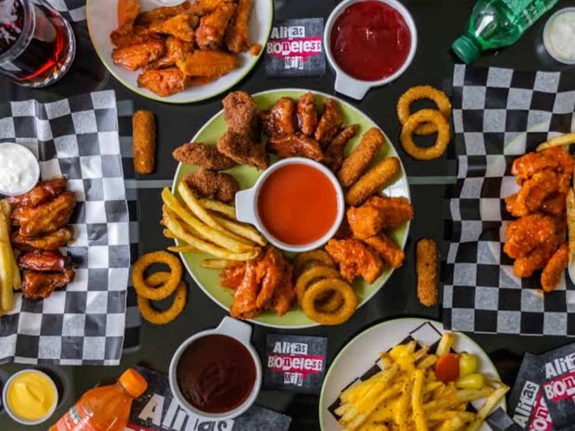 Los Tres Mosqueteros Wings