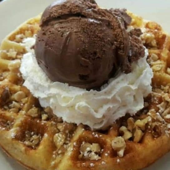 Waffle de Lujo (1 Fruta, 1 topping y 1 bola nieve)