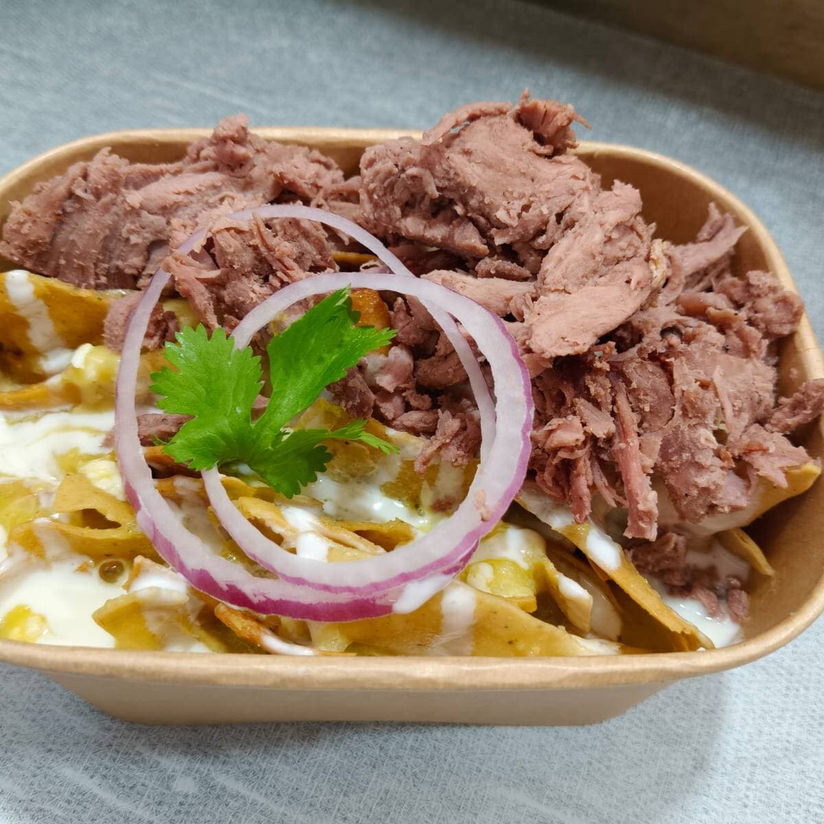 CHILAQUILES HUIZACHE CON ARRACHERA